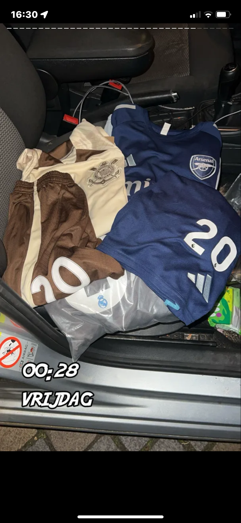 Klantfoto van shirts in een auto