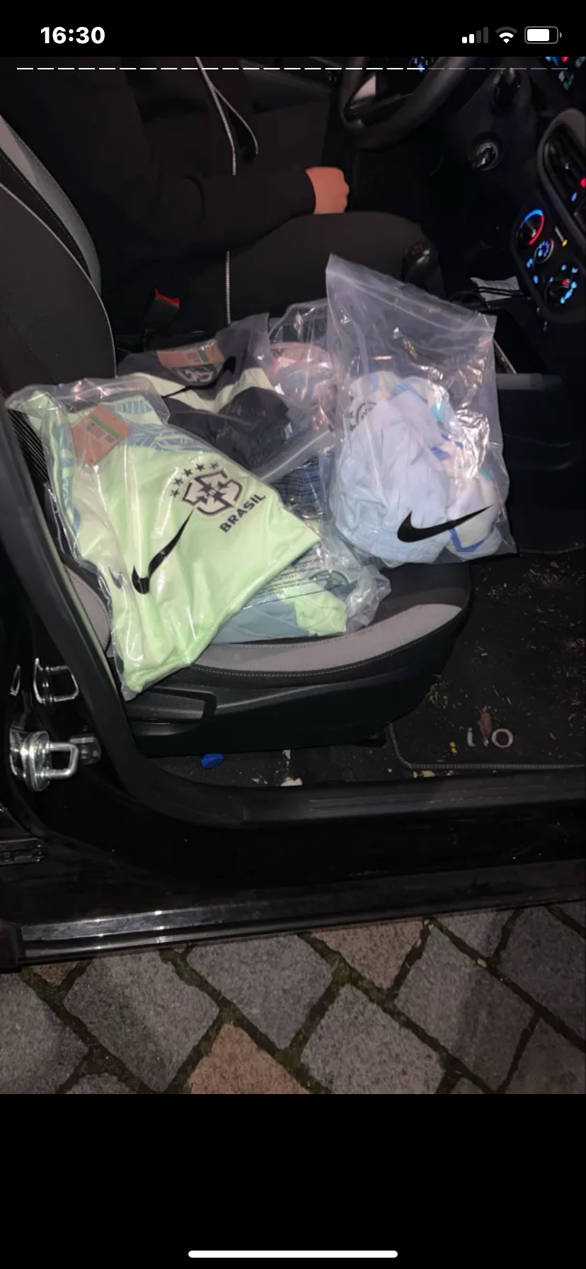 Klantfoto van een levering met Brazilië shirt in een auto